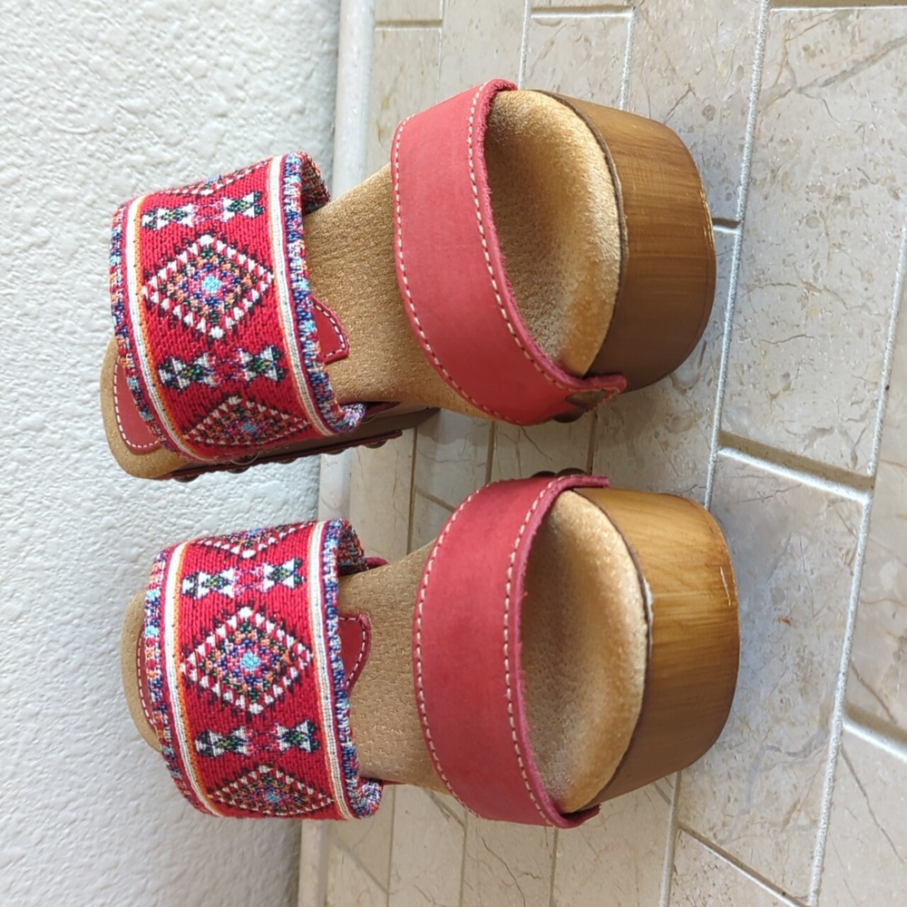 Sbicca Vibrant Red Patterned Platforms - Picture 2 of 7